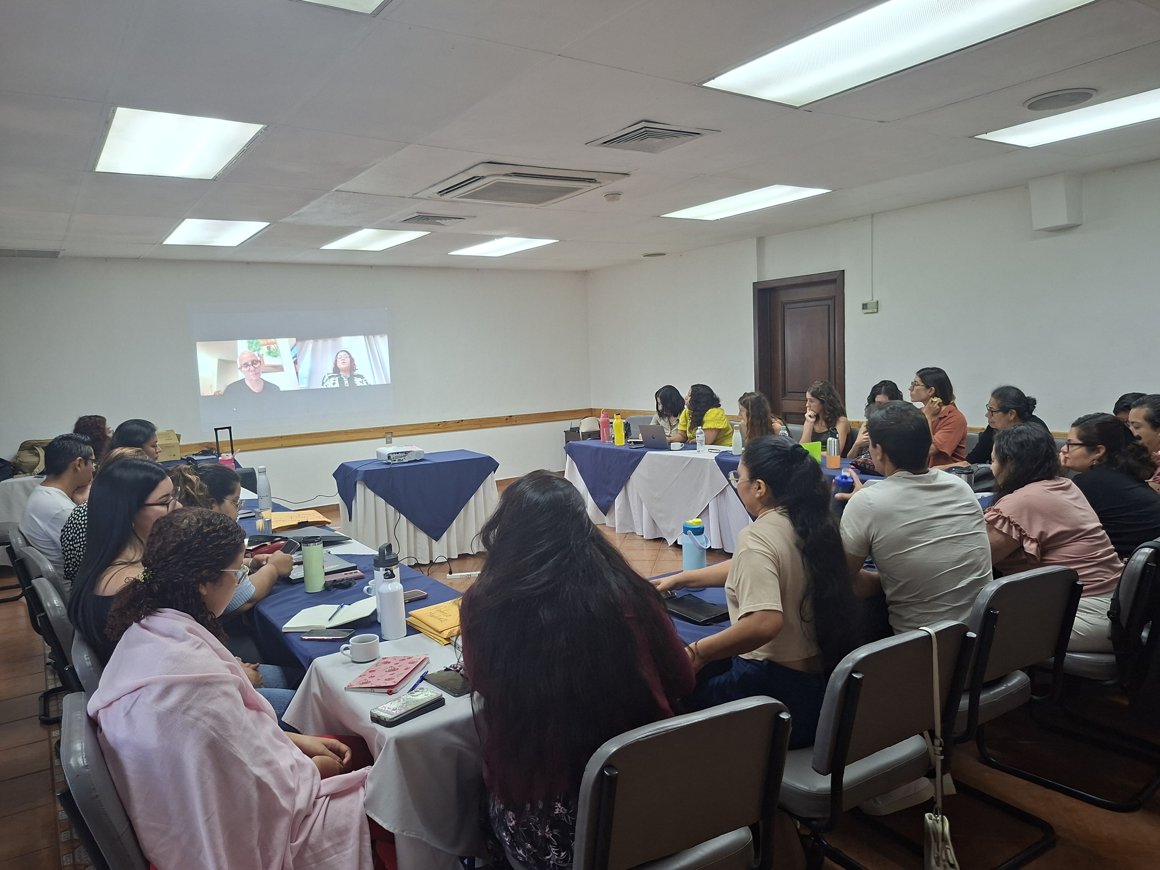 El proyecto para fortalecer los Centros Multidisciplinares para las Mujeres en El Salvador avanza y planifica nuevas actuaciones
