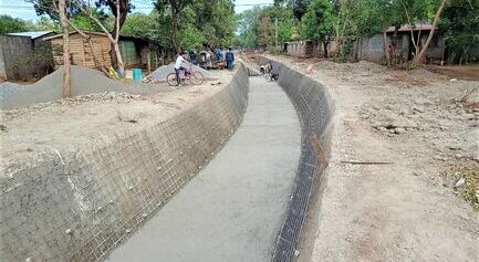 Construcción de 300 ml (del total de 900 ml) de canal trapezoidal de concreto reforzado y andenes para el drenaje pluvial de Ciudadela San Martín. Fase III